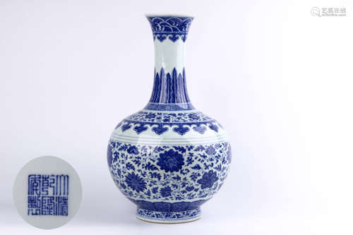 A Chinese Blue and White Porcelain Vase