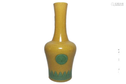 A Chinese San-Cai Porcelain Vase