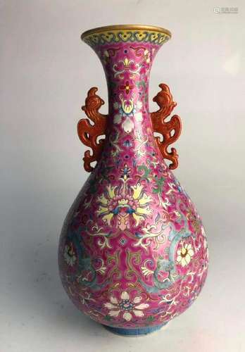 A PINK-GROUND FAMILLE-ROSE VASE.MARK OF QIANLONG