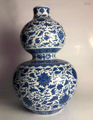 A BLUE AND WHITE DOUBLE-GOURD VASE .MARK OF QIANLONG