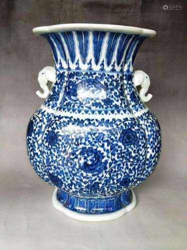 A LARGE BLUE AND WHITE VASE.ANTIQUE