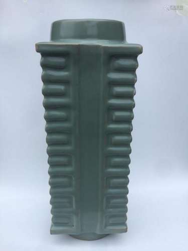 A LONGQUAN-CELADON VASE.CONG.ANTIQUE