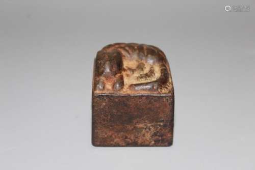 A CARVED BRONZE SEAL.ANTIQUE