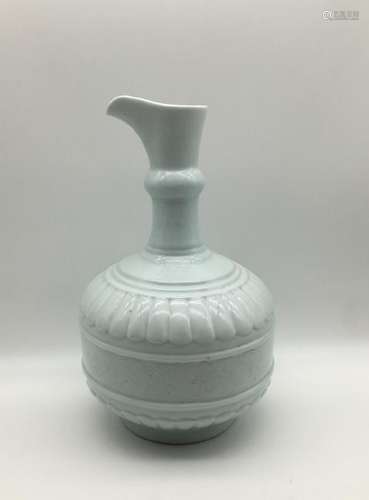 A WHITE-GLAZED EWER.MARK OF YONGZHENG