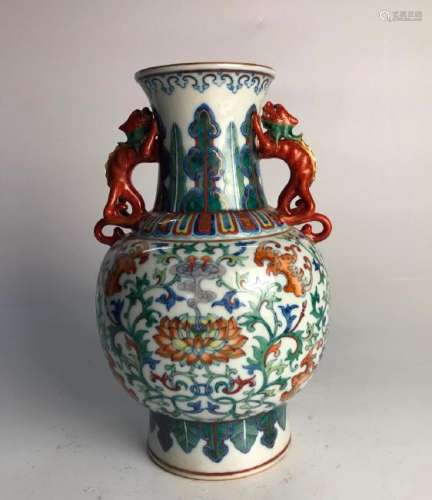 A DOUCAI VASE.MARK OF QIANLONG