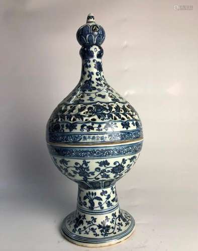 A BLUE AND WHITE BURNER AND COVER.MARK OF XUANDE