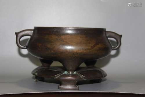 A BRONZE TRIPOD CENSER AND STAND.QING DYNASTY