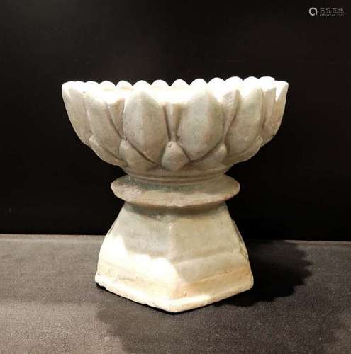 A WHITE-GLAZED LOTU'S CENSER STAND.ANTIQUE