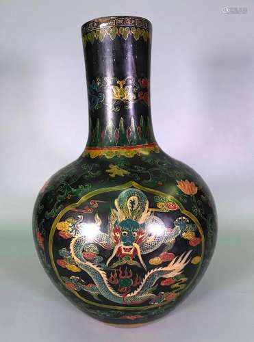 A GILT-DECORATED BLACK- LACQUER  DRAGON VASE.MARK OF