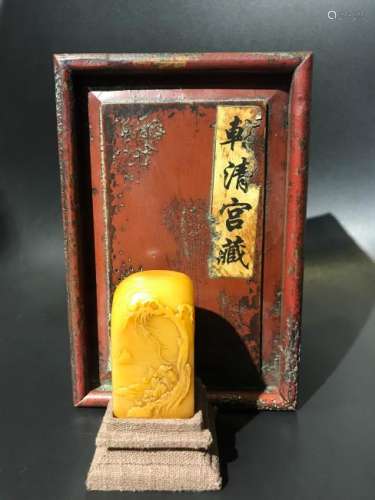 A CARVED TIANHUANGSTONE SEAL AND BOX .