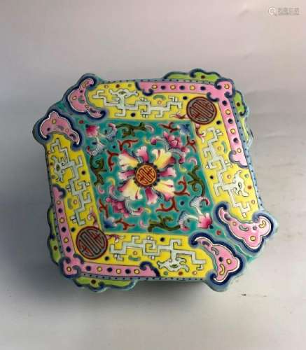A TURQUOISE-GROUND FAMILLE-ROSE BOX AND COVER.MARK OF