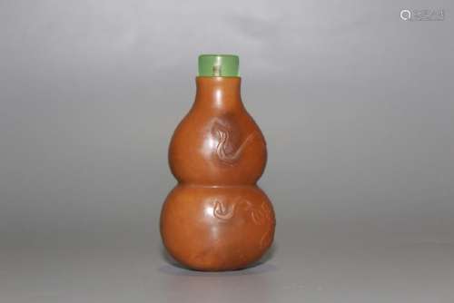 A CARVED AGATE SNUFF BOTTLE.