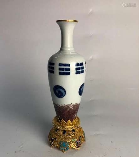 AN IRON-RED BLUE AND WHITE VASE.MARK OF KANGXI