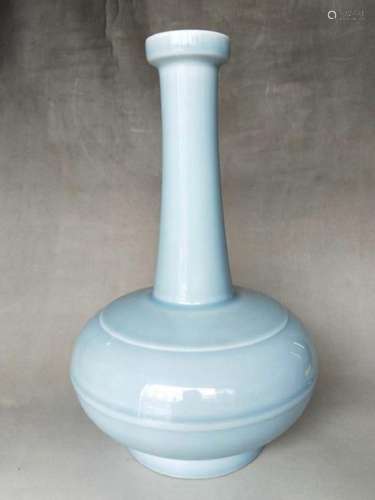 A CELADON-GLAZED BOTTLE VASE.MARK OF QIANLONG