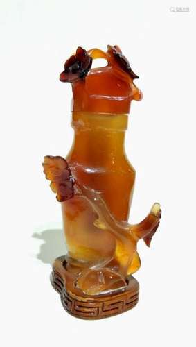 A CARVED AGATE FLOWER VASE AND COVER.