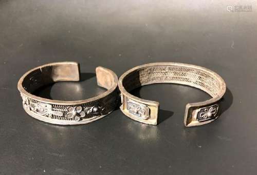 A PAIR OF CARVED SILVER BANGLES.ANTIQUE