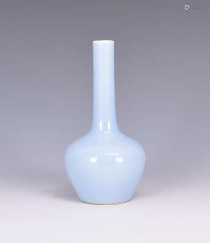 A BLUE GLAZED PORCELAIN VASE