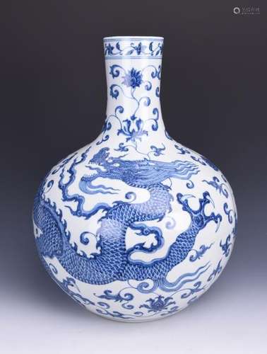 A BLUE AND WHITE 'DRAGON' PORCELAIN VASE