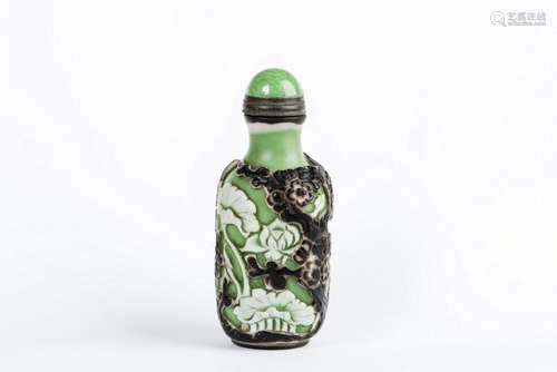 A PORCELAIN SNUFF BOTTLE