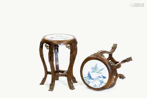 A PAIR OF BLUE AND WHITE PORCELAIN HARDWOOD STOOLS