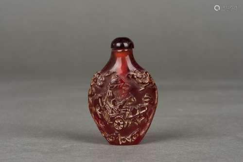 A GLASS 'FIGURE' SNUFF BOTTLE