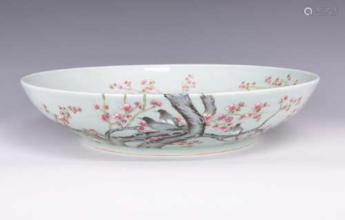 A CELADON AND FAMILLE ROSE PORCELAIN DISH