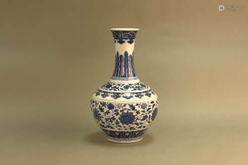 A CHINESE ANTIQUE BLUE & WHITE GLOBULAR LOTUS VASE