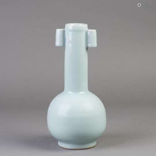 A CHINESE LONG-NECK CELADON PORCELAIN VASE