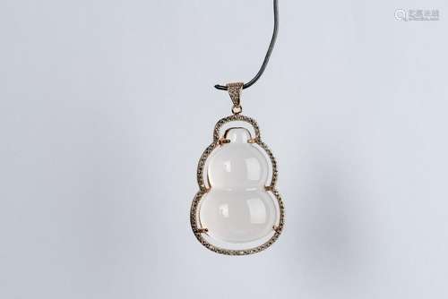 A DOUBLE-GOURD JADEITE JADE AND DIAMOND PENDANT