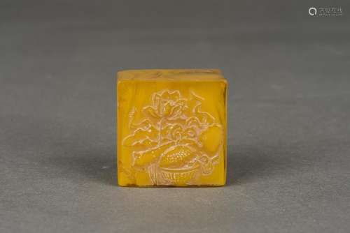 AN AMBER 'FLOWER' SEAL