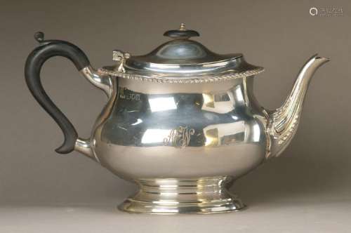 tea pot, London, around 1906, encircling cord décor