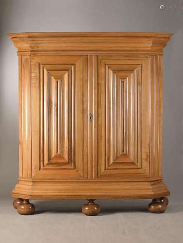 Frankfurt cupboard around 1730/40, Walnut massive