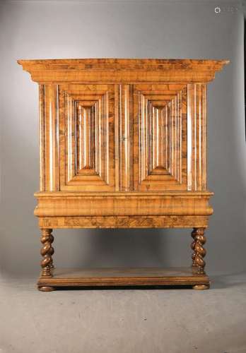 Frankfurt cupboard, around 1700, walnut veneerdiagonal