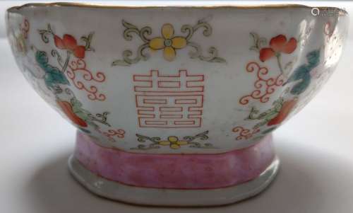 Large lotus bowl marked Tongzhi \nFamille Rose porc…