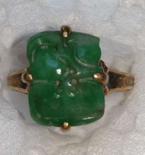 Jade ring \nGilded silver, set with a small jade pl…