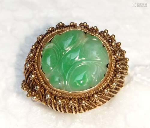 Jade ring \nGilded silver filigree, set with an ova…