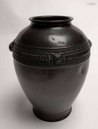 Archaizing vase \nBronze with brown patina. China, …