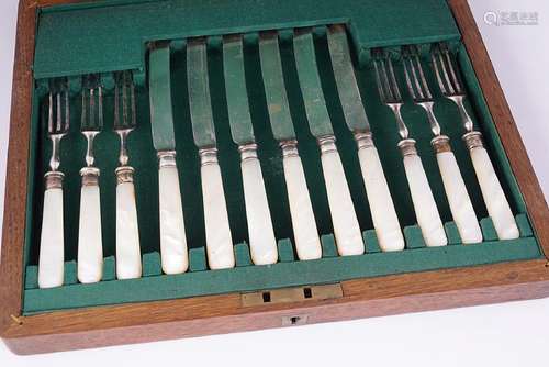 CASED SET OF SIX PEARL HANDLED FRUIT KNIVES