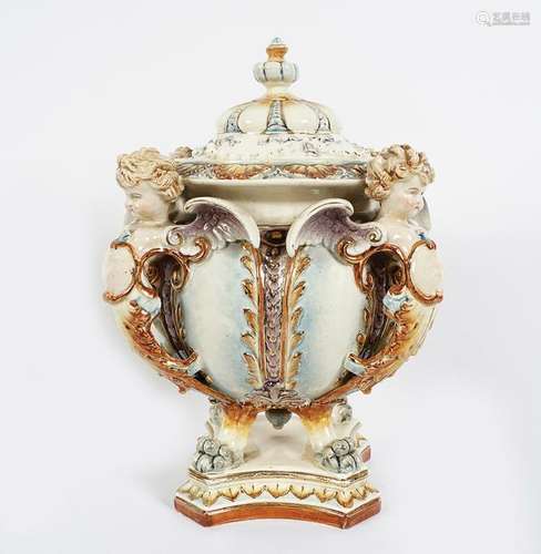 19TH-CENTURY PORCELAIN CENTREPIECE