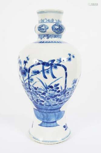 CHINESE QING PERIOD BLUE AND WHITE VASE