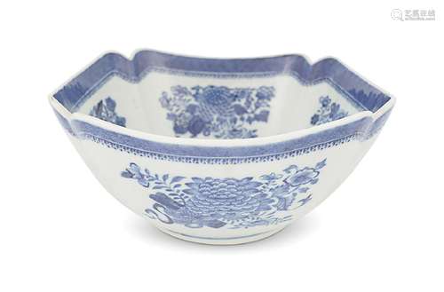 19TH-CENTURY CHINESE BLUE AND WHITE BOWL