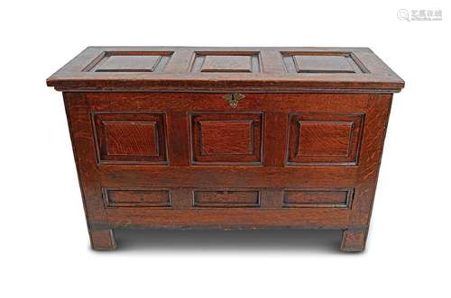 18TH-CENTURY PANELLED OAK COFFER