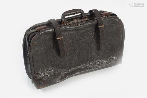 VINTAGE LEATHER SUITCASE