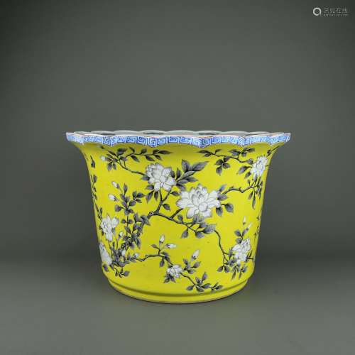 A Chinese Yellow Ground Famille-Rose Porcelain Planter