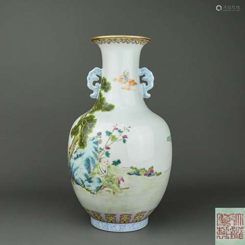 A Chinese Wu-Cai Porcelain Vase