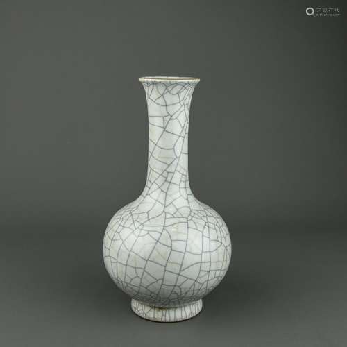 A Chinese Ge-Type Porcelain Vase