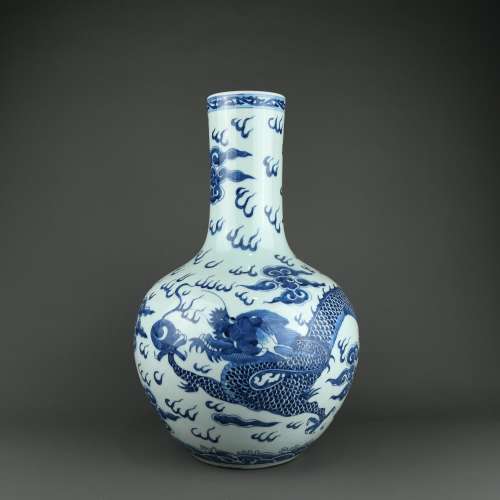 A Chinese Blue and White Porcelain Vase