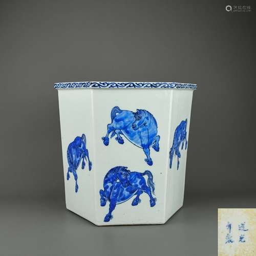 A Chinese Blue and White Porcelain Vase