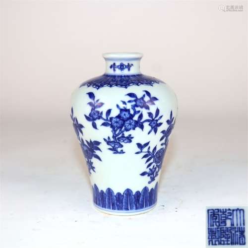 A Chinese Blue and White Porcelain Vase