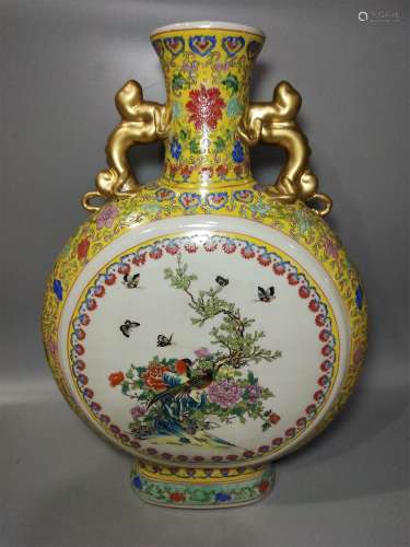 A Chinese Famille-Rose Porcelain Moon Flask Vase